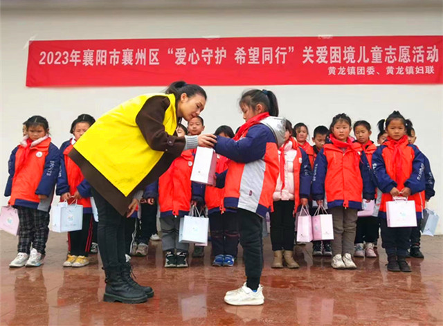 黄龙关爱困境儿童_副本.jpg