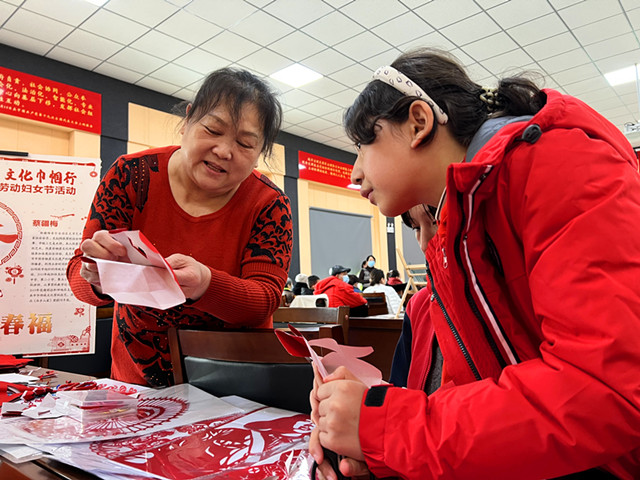 2023年3月3日学生在和老师学习剪春福_副本.jpg