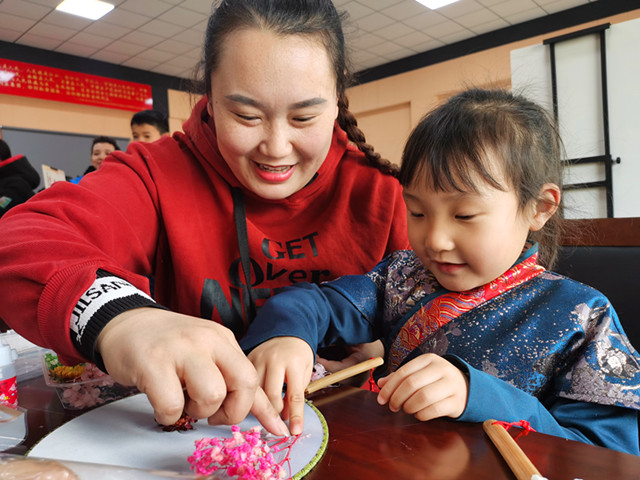 2023年3月3日居民正在学习制作团扇_副本.jpg