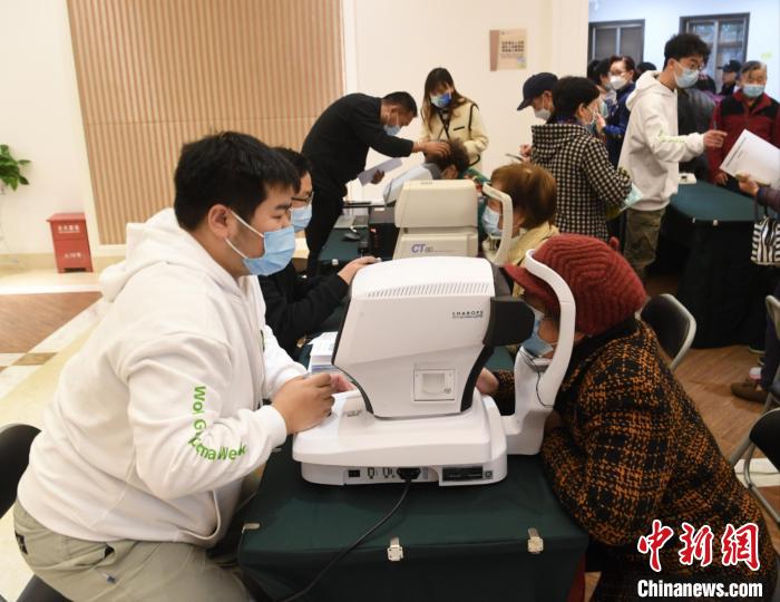 活动现场配备了全自动眼底照相机，20秒即可获取青光眼AI筛查报告。　上海市眼病防治中心 摄