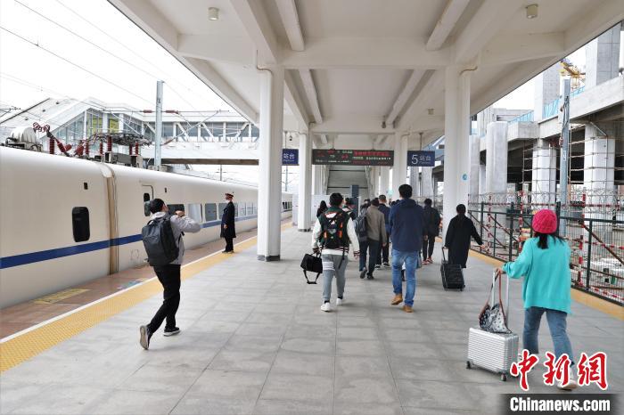 南昌铁路增开多趟“春游列车”助力游客赏花踏青