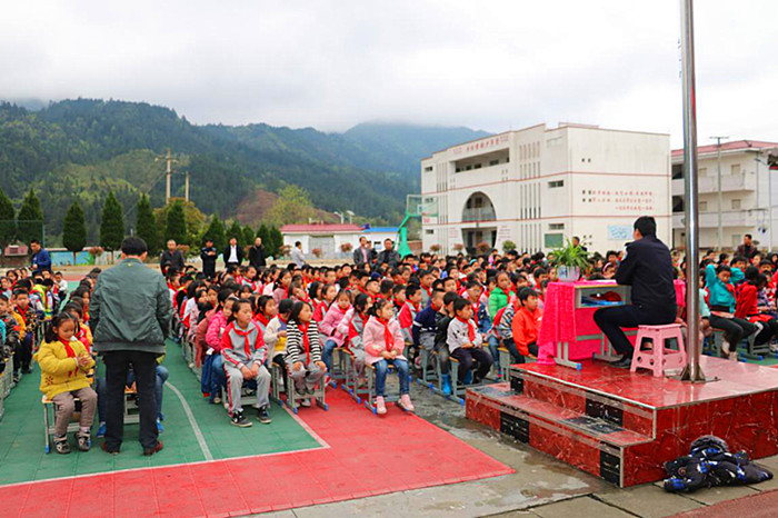 孟彦镇中心小学开展法制宣传_副本.jpg