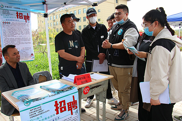 图为：4月28日，“职引未来-2023年新疆大中城市巡回招聘高校毕业生阿克苏站招聘会暨自治区公共就业服务进校园活动在阿克苏职业技术学院成功举行,霍城县人民医院展位前聚集了大量护理专业学生投递简历和登记信息_副本.jpg