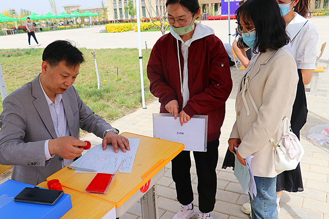 图为：阿克苏凯西尼体育文化传播有限公司负责人与阿克苏职业技术学院10名学生现场签订就业协议_副本.jpg