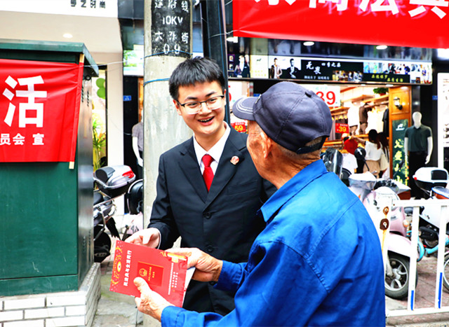 岳池县法院干警为群众发放宣传册_副本.jpg