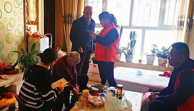 图为：温宿县社保中心工作人员通过上门服务的方式，为群众宣传社保惠民政策（江凯摄）_副本.jpg