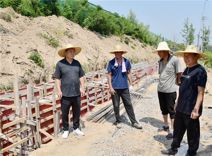 汛期将要到来，傅新举督促杨庙村果园排水通道建设工程，为果园及时排水打下基础。李艳龙摄