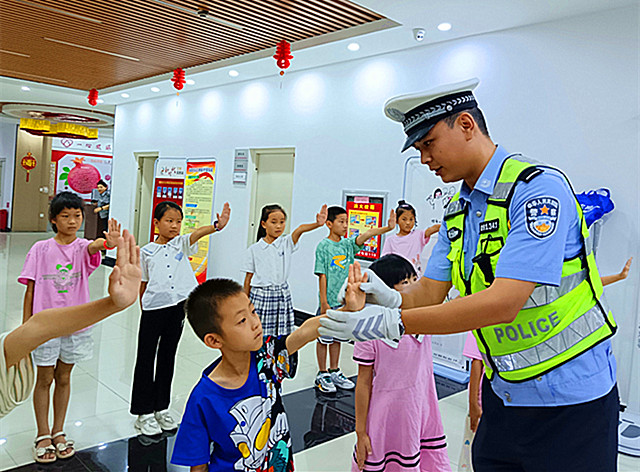 热警官正在帮孩子们纠正动作_副本.jpg