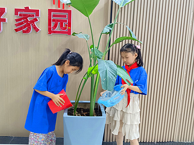 护花小使者给花浇水_副本.jpg