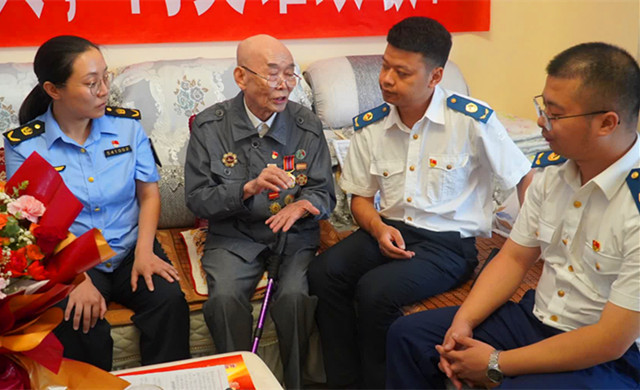 聆听老兵讲述抗美援朝战斗故事_副本.jpg