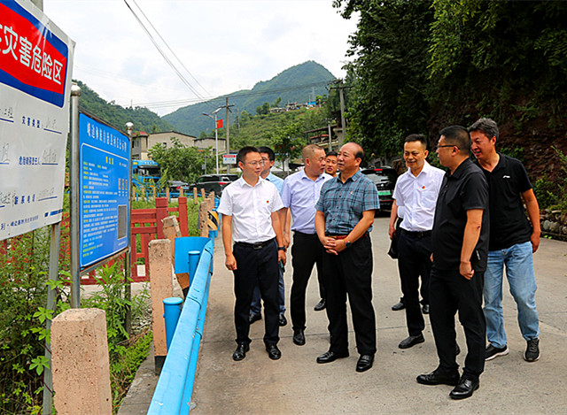 001 在庞沟村1、3组地灾点督导调研_副本.jpg