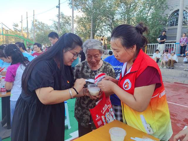 请居民品尝牛乳茶_副本.jpg