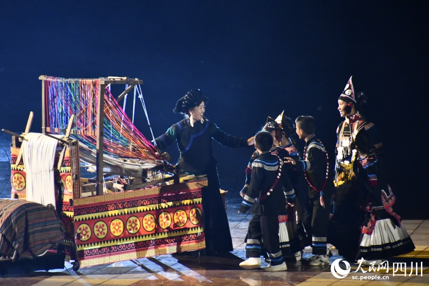 吉好有果在第8届凉山彝族火把节开幕式上表演。人民网记者 王洪江摄