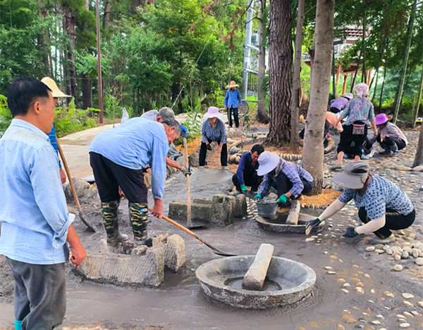 党员群众投工投劳修建村级公共区域花台_副本.jpg