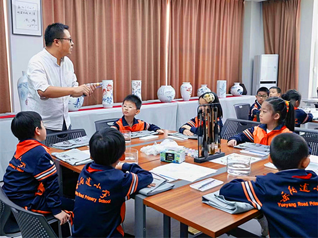 观照轩陶瓷文化艺术产业基地老师向天津市和平区岳阳道小学二年级五班学生传授陶艺（韩佳津 摄）_副本.jpg