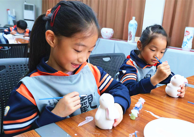 天津市和平区岳阳道小学二年级五班学生在精心绘制陶艺作品（韩佳津 摄）_副本.jpg