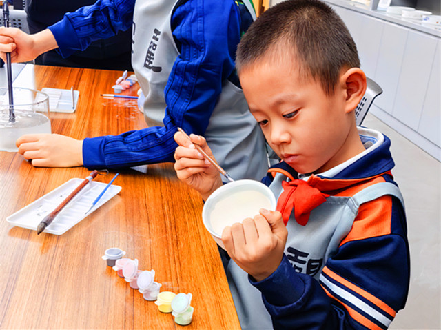 天津市和平区岳阳道小学二年级五班学生在精心绘制陶艺作品（韩佳津 摄） (1)_副本.jpg