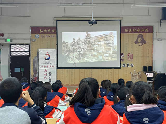 学生观看南京大屠杀记录片_副本.jpg
