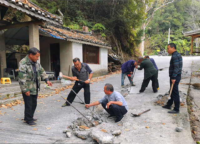 九潮镇干群修路场景_副本.jpg