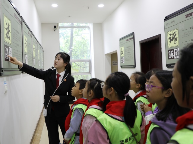 为同学们讲解“法”的由来_副本.jpg