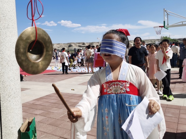 11.同学们玩乐趣十足的“瞎子敲锣”项目-克拉玛依市白碱滩区三平路街道通讯员：振兴社区杨雨婷、五新社区寇德园、克拉玛依市第十六小学仇淑园、晨光幼儿园葛卉 联系电话：18009903291 单位审核人：刘祥贞_副本.jpg