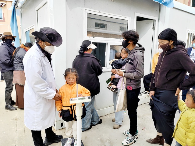 理塘县村戈乡卫生院为农牧民做筛查_副本.jpg