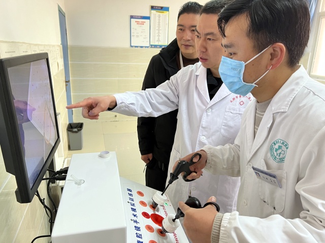 图为腹腔镜手术模拟培训_副本.jpg