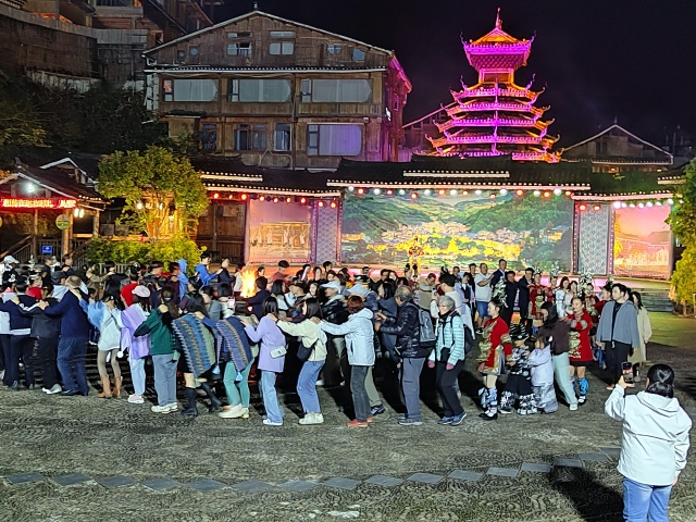 图为：2024年10月28日游客在肇兴侗寨互动表演中_副本.jpg