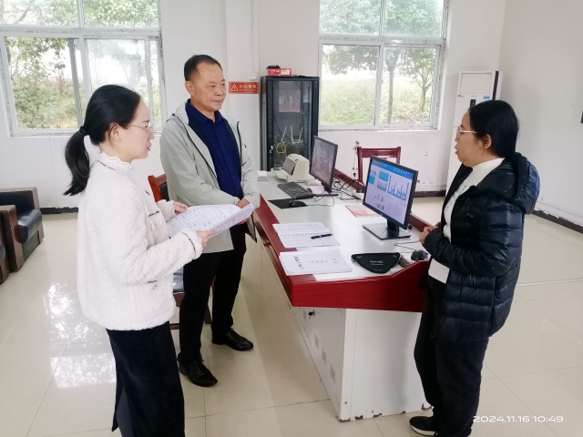 黄龙镇人大主席石昌海中明湾水厂了解制供水情况_副本.jpg