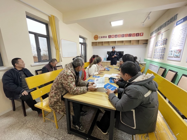 5.组织辖区商户开展宣传-克拉玛依市白碱滩区三平路街道振兴社区通讯员 陈奔 联系电话17339921180 单位审核人：刘祥贞_副本.jpg