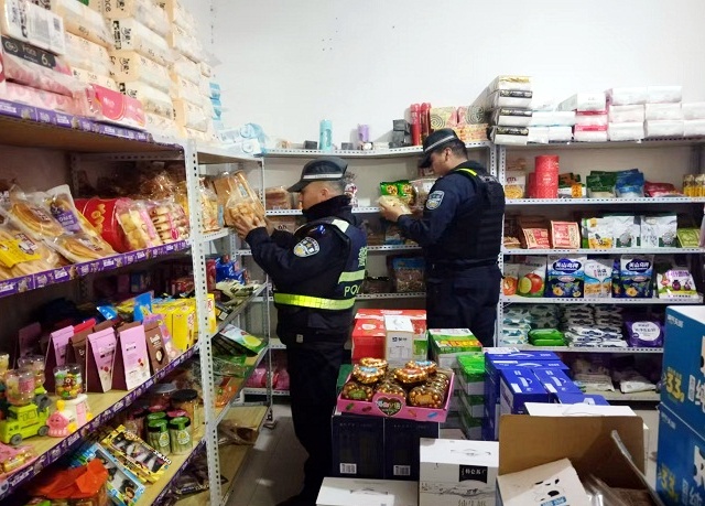 12月13日、民警对辖区商超进行细致检查_副本.jpg