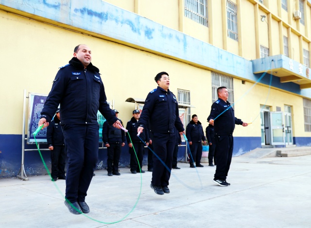 为进一步丰富警营文化生活，营造健康向上、团结拼搏的警营文化氛围，喜迎元旦和第五个中国人民警察节的到来，12月27日，新疆巴楚县公安局三岔口派出所开展了丰富多样的警营文体活动。.jpg