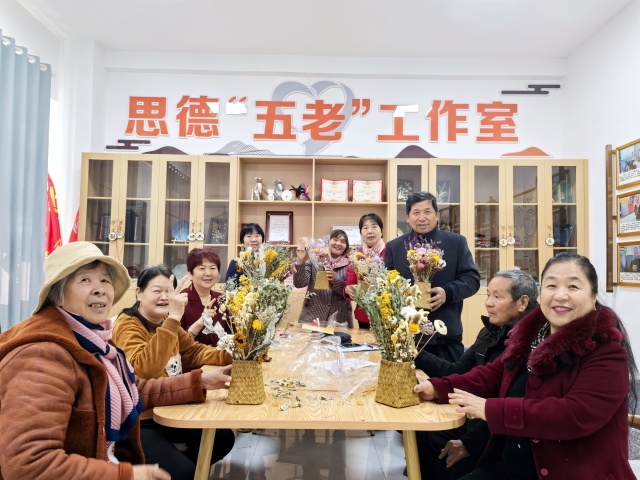 社区开展插花活动_副本.jpg