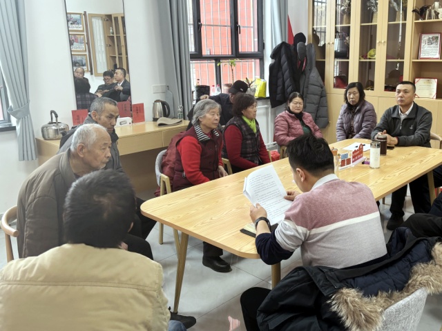 人大代表刘铭带领居民学习克拉玛依市交通秩序管理条例1_副本.jpg