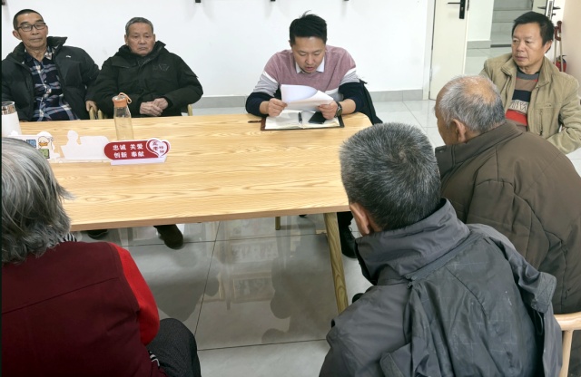 人大代表刘铭带领居民学习克拉玛依市交通秩序管理条例2_副本.jpg