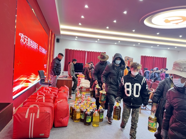 图为居民喜领积分兑换物品_副本.jpg