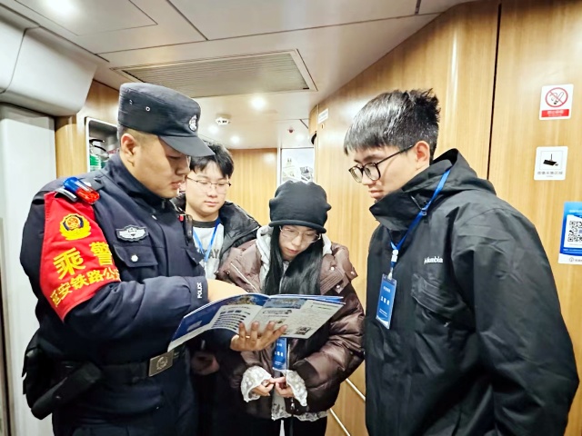 向列车志愿者讲授反诈知识_副本.jpg