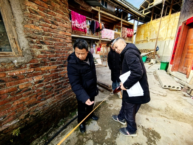 镇村联合到村开展建房核查工作_副本.jpg