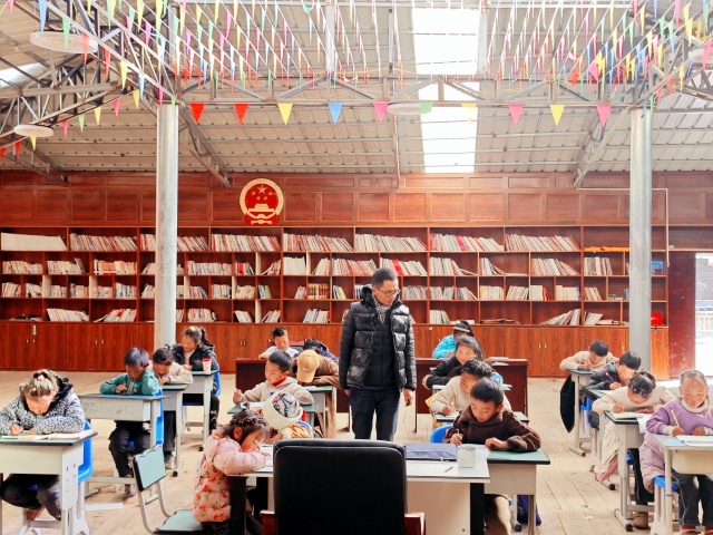 图为第一书记王方林为村里的孩子辅导寒暑假作业 _副本.jpg