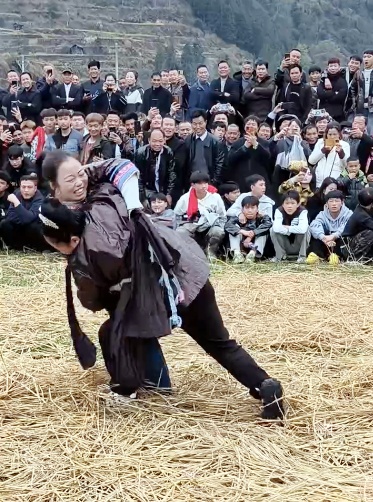 图为双江镇坑洞村女子摔跤比赛现场 (2)_副本.jpg