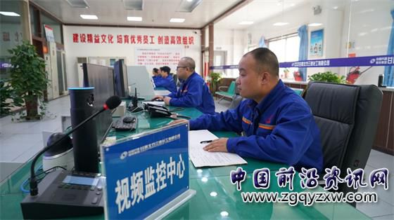图为银光公司三泰公司员工在利用信息化系统监控生产线异常。王安怡 摄.JPG