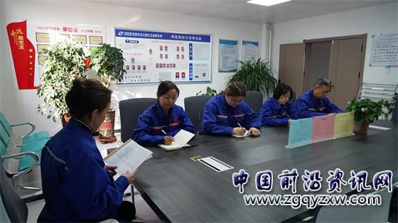 图为银光公司三泰公司班组在开班前会。王安怡 摄.JPG