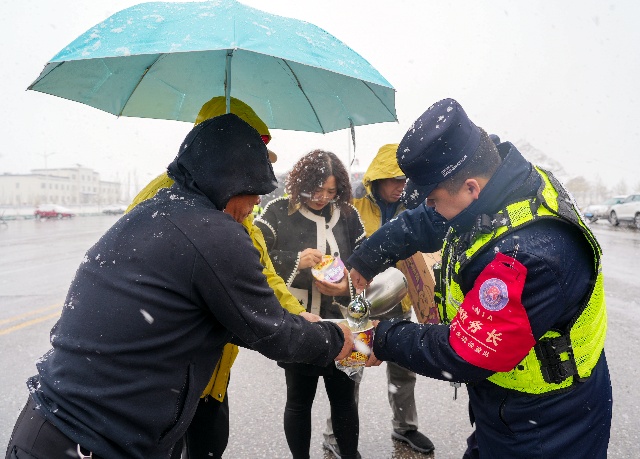 新疆康苏边境检查站风雪中温情守护滞留旅客