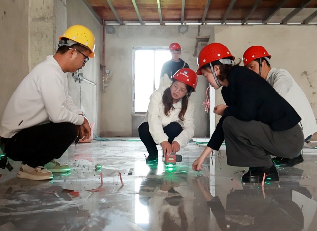 杨再梅深入施工现场_副本.jpg