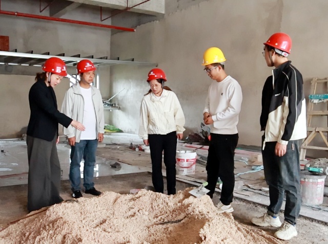 杨再梅在施工现场_副本.jpg